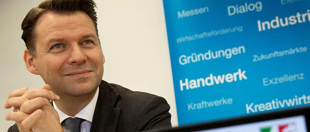 Tobias Kollmann, 43, ist Professor für E-Business und E-Entrepreneurship an der Universität Duisburg-Essen. Daneben leitet er den Beirat Junge Digitale Wirtschaft des Bundesministeriums für Wirtschaft. Seit Anfang März ist er zudem der neue Beauftragte der Landesregierung Nordrhein-Westfalen für die digitale Wirtschaft (Foto).