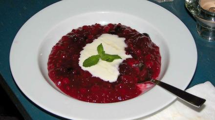 Und wenn alle hübsch artig waren, aufgegessen und den Klimaschutz beachtet haben - gibts Nachtisch! Rote Grütze mit Honig-Quark.
