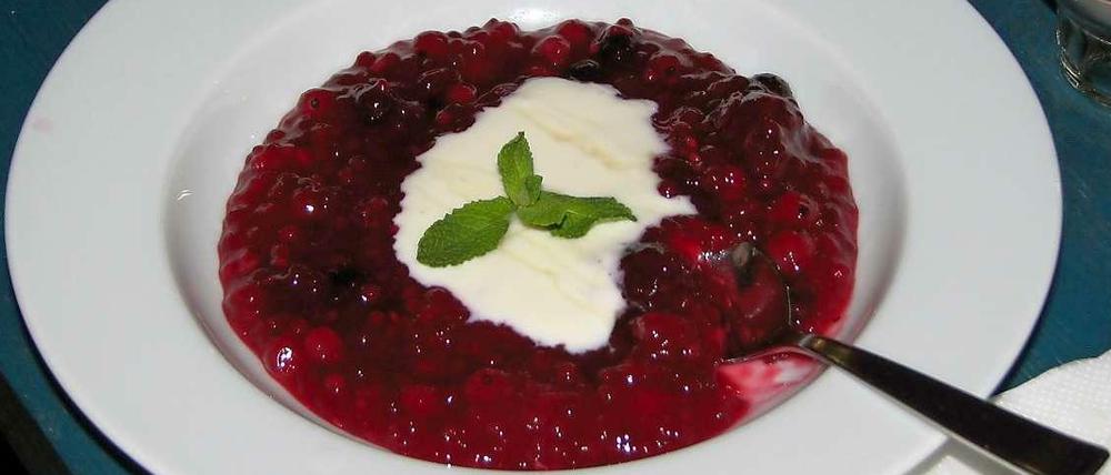 Und wenn alle hübsch artig waren, aufgegessen und den Klimaschutz beachtet haben - gibts Nachtisch! Rote Grütze mit Honig-Quark.