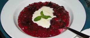 Und wenn alle hübsch artig waren, aufgegessen und den Klimaschutz beachtet haben - gibts Nachtisch! Rote Grütze mit Honig-Quark.