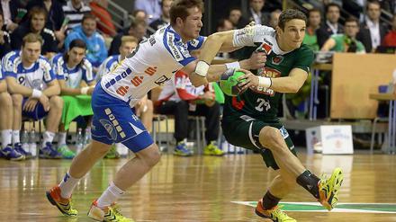 Erst der Mann, dann der Ball. Lemgos Patrick Zieker versucht den Berliner Bartlomiej Jaszka zu stoppen.