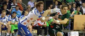 Erst der Mann, dann der Ball. Lemgos Patrick Zieker versucht den Berliner Bartlomiej Jaszka zu stoppen.