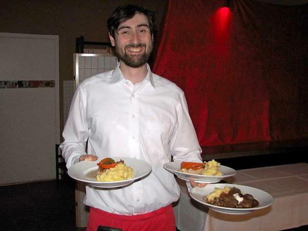 Jasper vom Eßkultur-Team servierte das kohlendioxidreduzierte Essen.