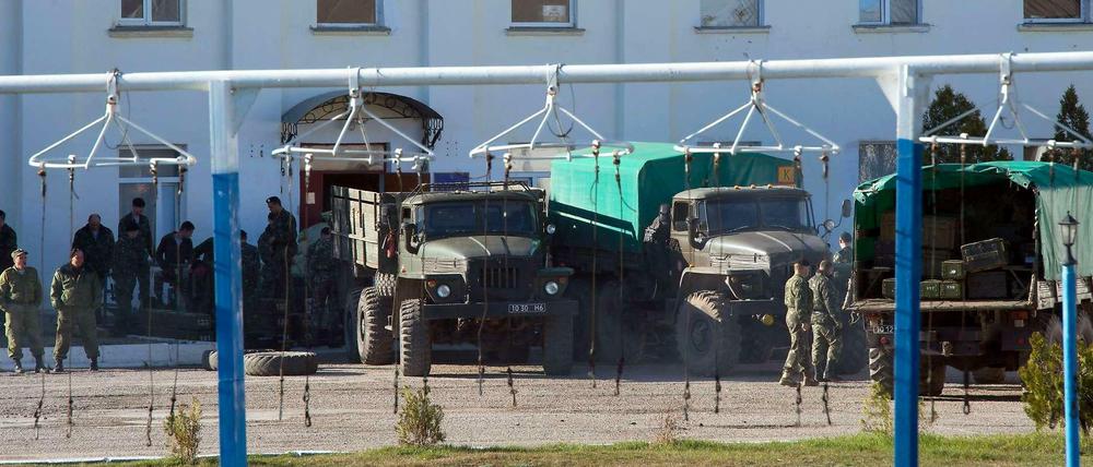 Ukrainische Soldaten verlassen die Krim.
