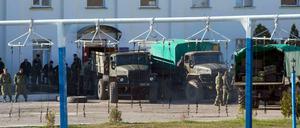 Ukrainische Soldaten verlassen die Krim.