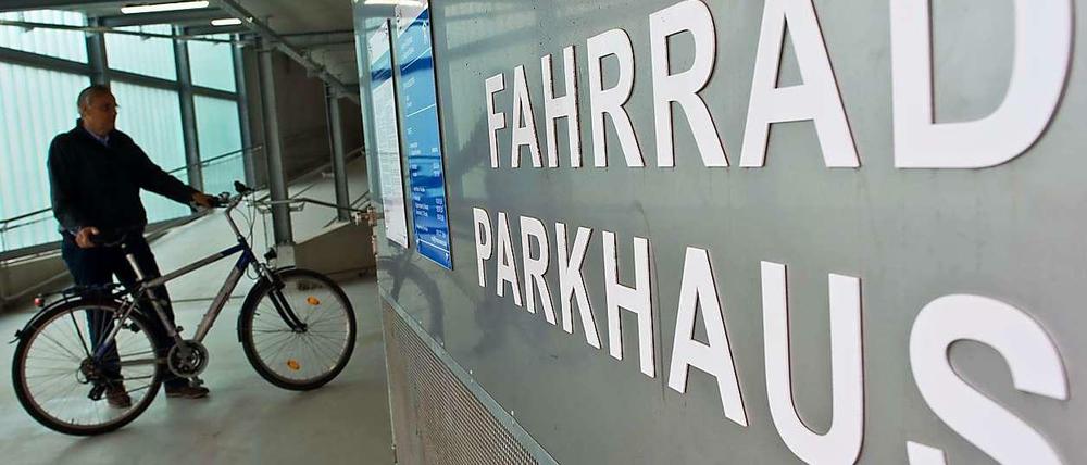 Bernau vor den Toren von Berlin zeigt, wie es funktionieren könnte. Dort steht bereit ein Fahrradparkhaus.