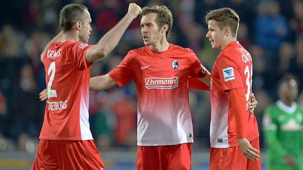 Dreifache Freude an der Dreisam: Freiburgs Pavel Krmas , Julian Schuster und Christian Günter (v. l. n. r.) bejubeln den 3:1-Sieg.