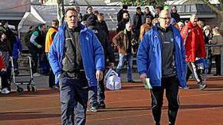 Viktoria-Trainer Thomas Herbst (links).