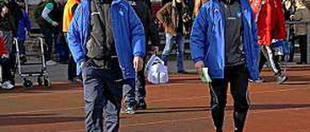 Viktoria-Trainer Thomas Herbst (links).