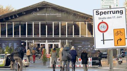 Wo, bitte, geht’s zum Brandenburger Tor? Wenn das Modezelt im Wege steht, ist die Frage gar nicht so einfach zu beantworten..