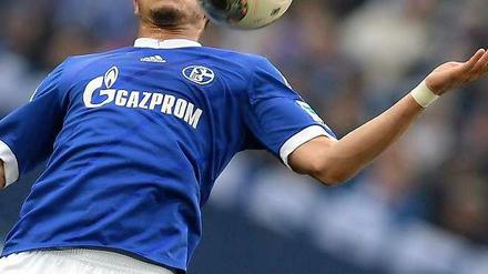 Schalke-Spieler im Gazprom-Trikot. 