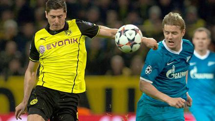Aus der Mitte entspringt ein Ball. Robert Lewandowski (links) im Duell mit Zenits Tomas Hubocan.