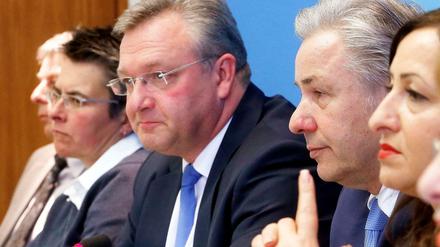 Vorstellung des Einigungspapiers. Integrationssenatorin Dilek Kolat, der Regierende Bürgermeister Klaus Wowereit, Innensenator Frank Henkel (CDU) und die Bezirksbürgermeisterin Monika Herrmann.