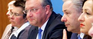 Vorstellung des Einigungspapiers. Integrationssenatorin Dilek Kolat, der Regierende Bürgermeister Klaus Wowereit, Innensenator Frank Henkel (CDU) und die Bezirksbürgermeisterin Monika Herrmann. 