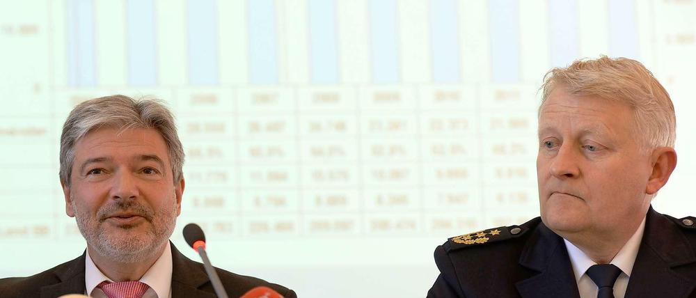 Brandenburgs Innenminister Holzschuher und Polizeipräsident Feuring weisen die Vorwürfe zurück.