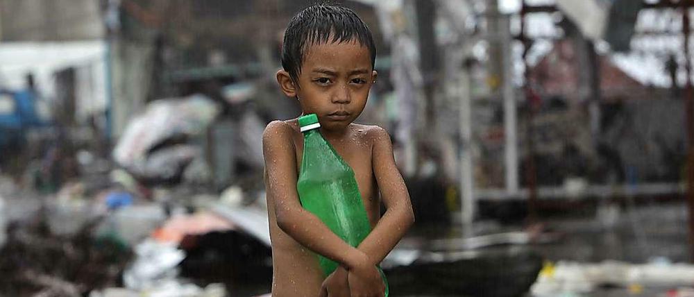 Opfer des Klimawandels: Ein Kind nach dem Sturm Mitte November 2013 auf den Philippinen.