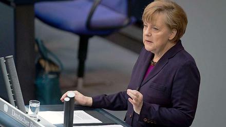 In ihrer Regierungserklärung droht Bundeskanzlerin Angela Merkel Russland mit schärferen Sanktionen.