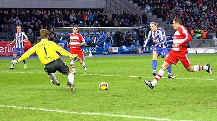 Bayern hat verloren... Woronin trifft zum 2:1, Bayerns Lucio (r.) und Torhüter Rensing staunen nur.
