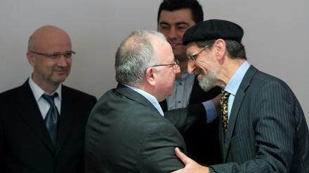 Der Bundesvorsitzende der Türkischen Gemeinde in Deutschland, Kenan Kolat (2.vl), begrüßt am Montag in Berlin vor einer Beratung mit Teilnehmern der Islamverbände im Bundesinnenministerium den Bundesvorsitzenden der Organisation Ahmadiyya Muslim Jamaat, Abdullah Uwe Wagishauser (r).