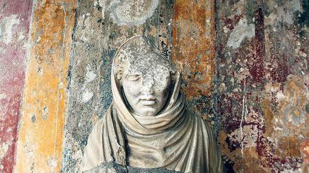 Das Erbe bröckelt. Beschädigte Statue in Pompeji.