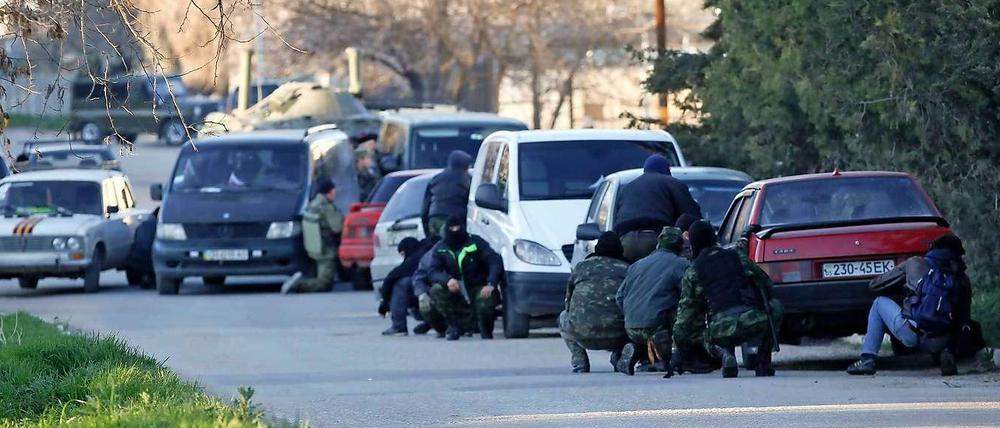 Pro-russische Militärkräfte verschanzen sich am Samstag beim Angriff auf die Militärbasis Belbek hinter Autos.