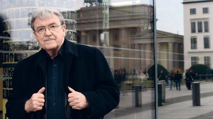 Chronist Berlins. Der Maler, Zeichner und Dichter Matthias Koeppel am Pariser Platz. 