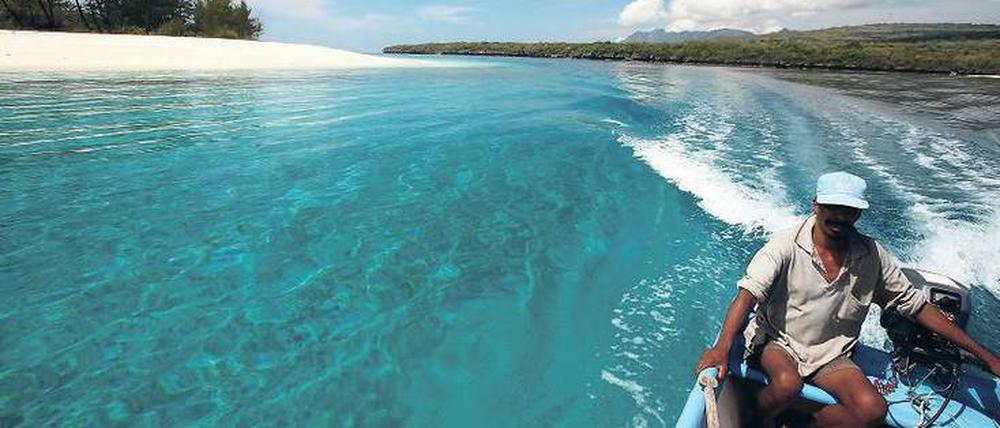 Traum in Türkis. Die Strände sind menschenleer. Der Fischer würde gern Touristen hinbringen und ein wenig hinzuverdienen. Osttimor ist ein armes Land.