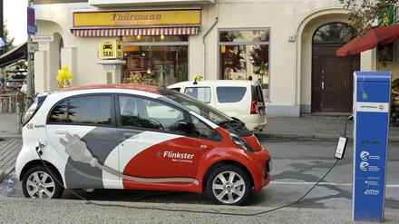 Am Saft. Bisher gibt es nur sehr wenige Ladesäulen für Elektroautos in Berlin.
