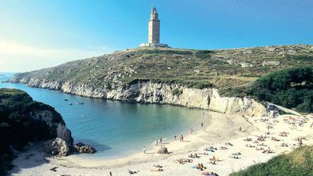 Alles unter Kontrolle. Der Torre de Hercules, so scheint’s, wacht auch über die Badenden in der Bucht.