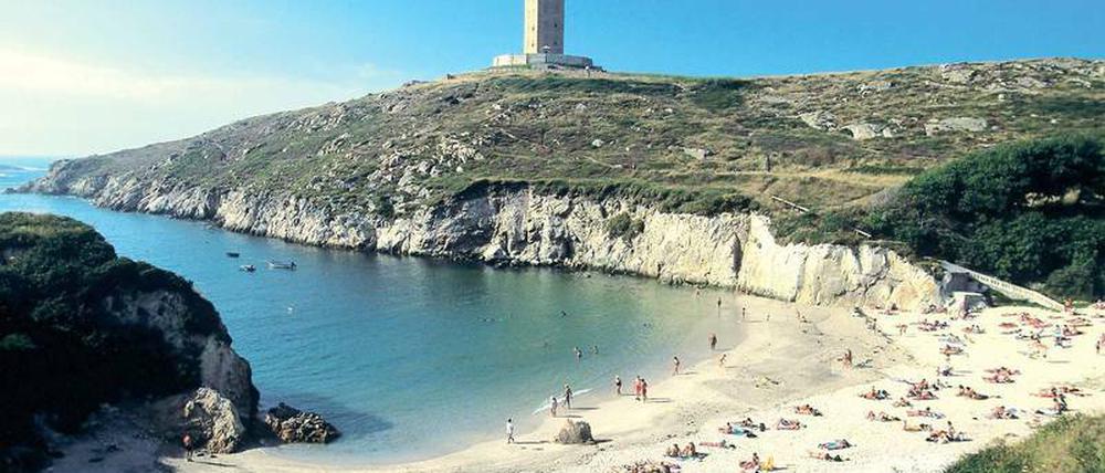 Alles unter Kontrolle. Der Torre de Hercules, so scheint’s, wacht auch über die Badenden in der Bucht.