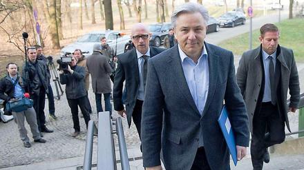 Berlins Regierender Bürgermeister Klaus Wowereit (SPD) - hier bei einer Aufsichtsratsitzung im Frühjahr 2014 - muss sich auf immer neue Probleme am Flughafen einstellen. 