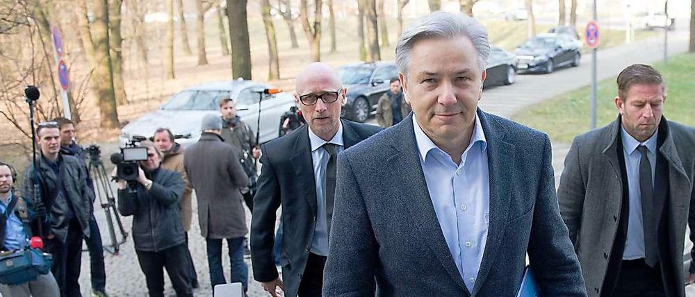 Berlins Regierender Bürgermeister Klaus Wowereit (SPD) - hier bei einer Aufsichtsratsitzung im Frühjahr 2014 - muss sich auf immer neue Probleme am Flughafen einstellen. 