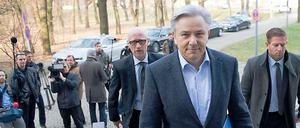 Berlins Regierender Bürgermeister Klaus Wowereit (SPD) - hier bei einer Aufsichtsratsitzung im Frühjahr 2014 - muss sich auf immer neue Probleme am Flughafen einstellen. 