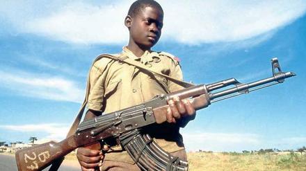 Missbraucht. Der achtjährige Moses im Jahr 2004. Er ist eines von zehntausenden Kindern, die von Joseph Kony (unten im Jahr 2006) zu Kindersoldaten gemacht wurden.