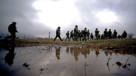 Unter Kontrolle. Russische Soldaten patrouillieren in der Nähe der Krim-Haupstadt Simferopol,