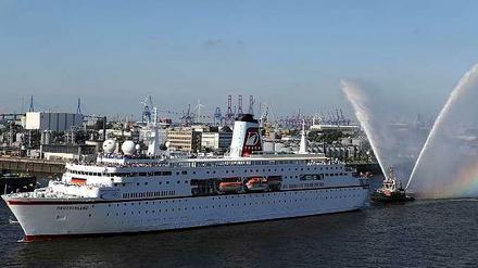  Die MS Deutschland, auch als "Traumschiff" bekannt. Bei einer Fahrt nach Südamerika gab es Grundberührung. Wie bei der Havarie der Costa Concordia war das Schiff zu nah ans Ufer gesteuert worden, damit die Passagiere einen besseren Blick haben sollten.