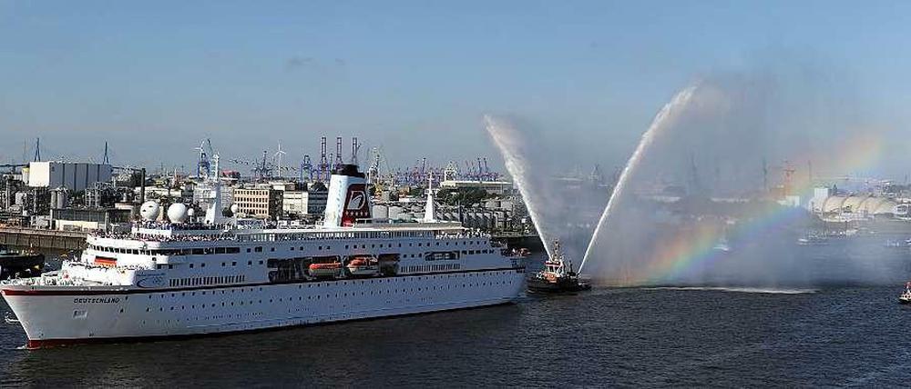 Die MS Deutschland, auch als "Traumschiff" bekannt. Bei einer Fahrt nach Südamerika gab es Grundberührung. Wie bei der Havarie der Costa Concordia war das Schiff zu nah ans Ufer gesteuert worden, damit die Passagiere einen besseren Blick haben sollten.