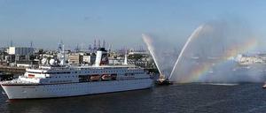  Die MS Deutschland, auch als "Traumschiff" bekannt. Bei einer Fahrt nach Südamerika gab es Grundberührung. Wie bei der Havarie der Costa Concordia war das Schiff zu nah ans Ufer gesteuert worden, damit die Passagiere einen besseren Blick haben sollten.