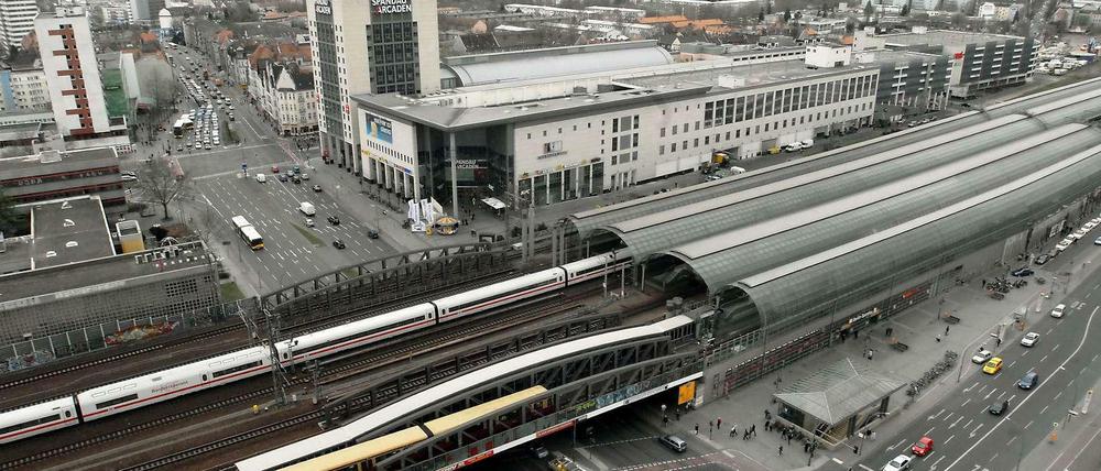 Willkommen im Jetzt. Das ist der Bahnhof Spandau: Vier Fernbahngleise (plus ein Gütergleis ganz hinten), dazu zwei S-Bahngleise. Das Foto entstand vom Rathausturm. In der Lücke zwischen Bahnhof und Einkaufszentrum (Bj 2001) sollte übrigens mal der Transrapid haltenn.