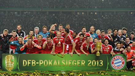 Alle Jahre wieder.... bejubeln Nicht-Berliner Teams im Olympiastadion den DFB-Pokal-Sieg - so wie im vergangenen Jahr der FC Bayern. 
