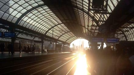 Besonders im Frühling immer sehr schön: Auf dem heutigen Bahnhof Spandau freuen sich die Pendler wieder über die Morgensonne, die von der Havel-Seite in diesen Bahnhof scheint. 