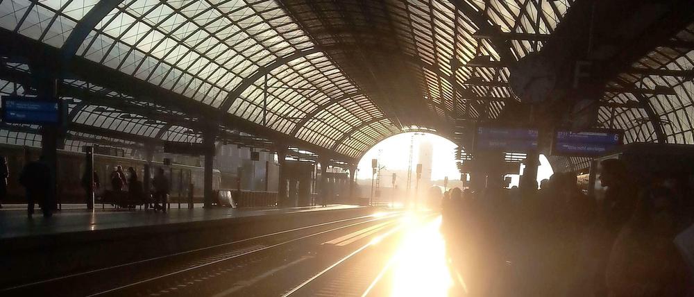 Besonders im Frühling immer sehr schön: Auf dem heutigen Bahnhof Spandau freuen sich die Pendler wieder über die Morgensonne, die von der Havel-Seite in diesen Bahnhof scheint. 