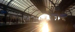 Besonders im Frühling immer sehr schön: Auf dem heutigen Bahnhof Spandau freuen sich die Pendler wieder über die Morgensonne, die von der Havel-Seite in diesen Bahnhof scheint. 