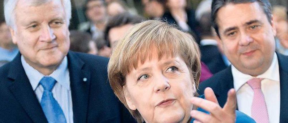 Geschlossen an der Spitze. Die drei Parteivorsitzenden Horst Seehofer (CSU), Angela Merkel (CDU) und Sigmar Gabriel (SPD, von links nach rechts).