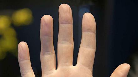 Zu wem gehört diese Hand? Und welche Materialien verarbeitet sie tagtäglich? 