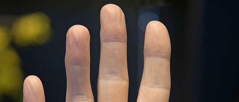 Zu wem gehört diese Hand? Und welche Materialien verarbeitet sie tagtäglich? 