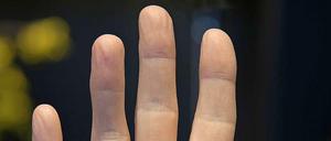 Zu wem gehört diese Hand? Und welche Materialien verarbeitet sie tagtäglich? 