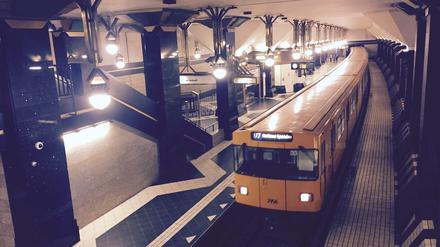 Und unten der protzig-güldene U-Bahnhof Spandau - mit vier Gleiströgen, von denen aber nur zwei in Betrieb (die Verlängerung nach Ruhleben kam nie).