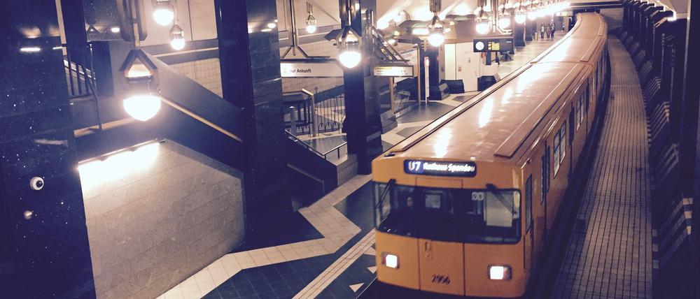 Und unten der protzig-güldene U-Bahnhof Spandau - mit vier Gleiströgen, von denen aber nur zwei in Betrieb (die Verlängerung nach Ruhleben kam nie).
