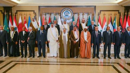 Regierungsführer und -vertreter der arabischen Staaten posieren für ein Gruppenfoto beim Gipfel der Arabischen Liga in Kuwait am 25.03.2014.
